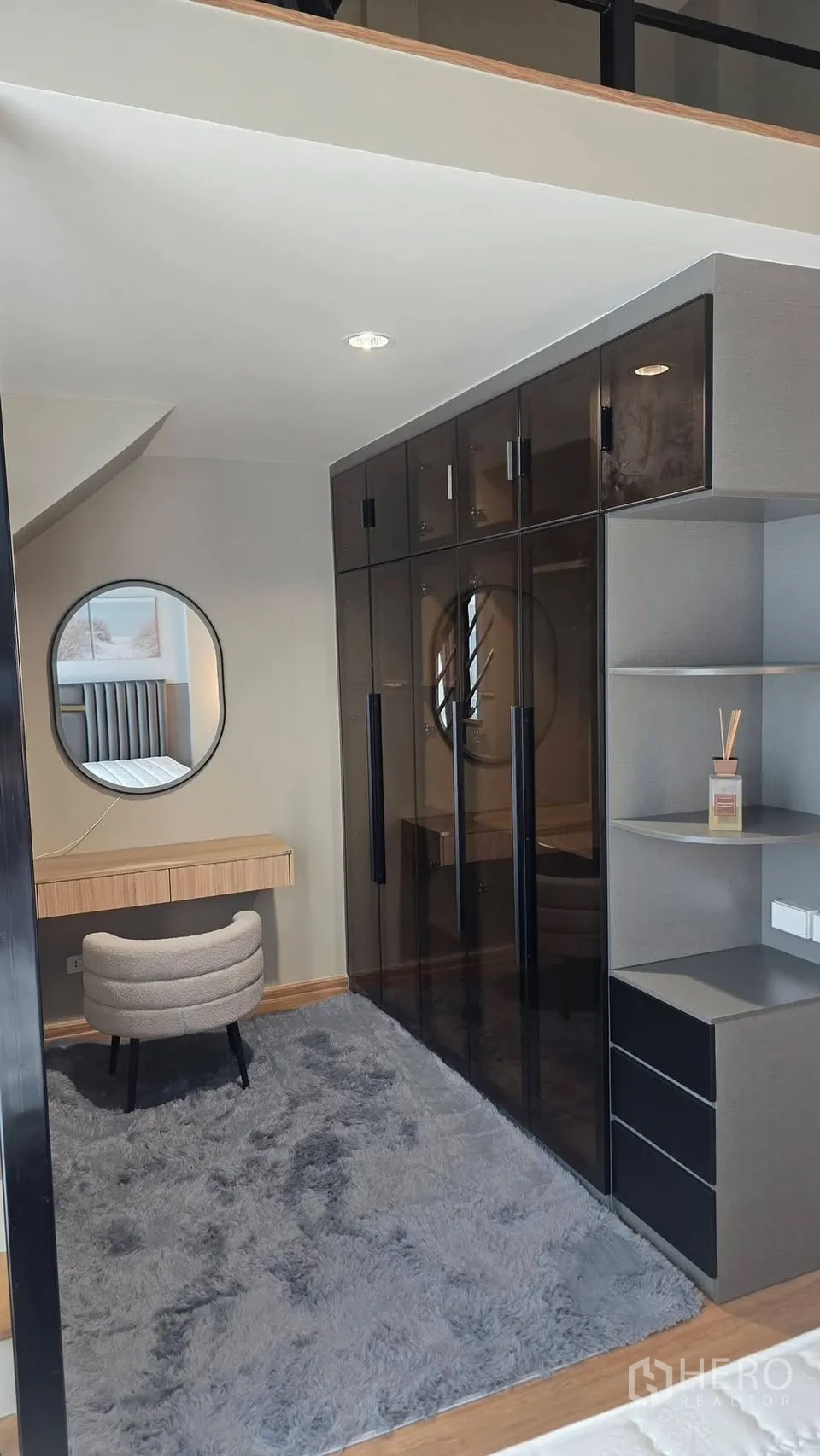 ทาวน์เฮาส์ for rent in Bang Phli, Samut Prakan - มุมแต่งตัว โต๊ะเครื่องแป้งกระจกกลม และตู้เสื้อผ้าบานกระจกสีชา