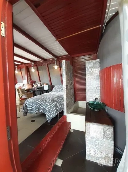 คอนโด ให้เช่าในBang Na, Bangkok - ห้องอเนกประสงค์โทนสีแดง กระเบื้องลาย และอ่างล้างหน้า
