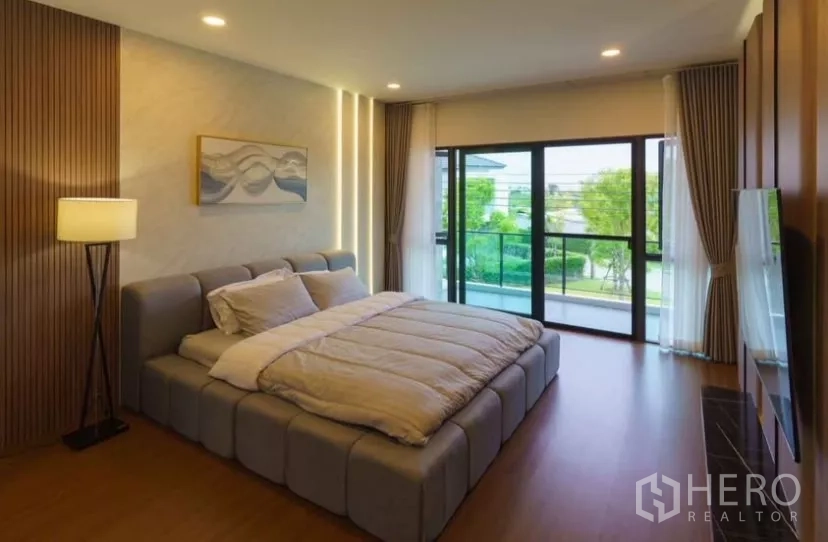 独立式住宅 出租或出售在Bang Phli, Samut Prakan - 主套房另一角度，落地窗与宽景阳台。
