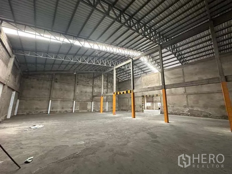 คลังสินค้า ให้เช่าในMueang Pathum Thani, Pathum Thani - พื้นที่โกดังโปร่งเพดานสูง โครงหลังคาเหล็กมีช่องรับแสง.