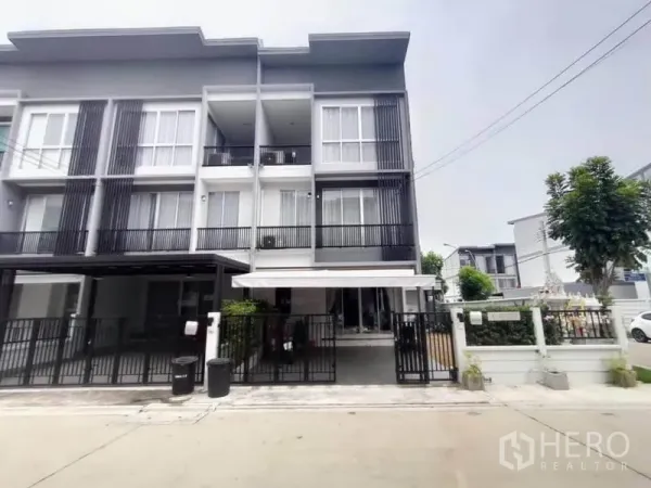 สำนักงานที่บ้าน ให้เช่าหรือขายในBang Khen, Bangkok - ภายนอกอาคารโฮมออฟฟิศ 3 ชั้นสมัยใหม่ พร้อมรั้วและที่จอดรถ