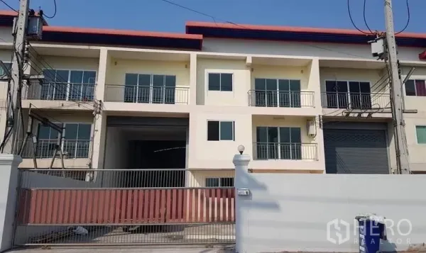 โรงงาน ให้เช่าหรือขายในMueang Samut Sakhon, Samut Sakhon - ด้านหน้าโรงงาน/โกดังสองชั้น พร้อมประตูรั้วและช่องโหลดสินค้า ในอำเภอเมืองสมุทรสาคร
