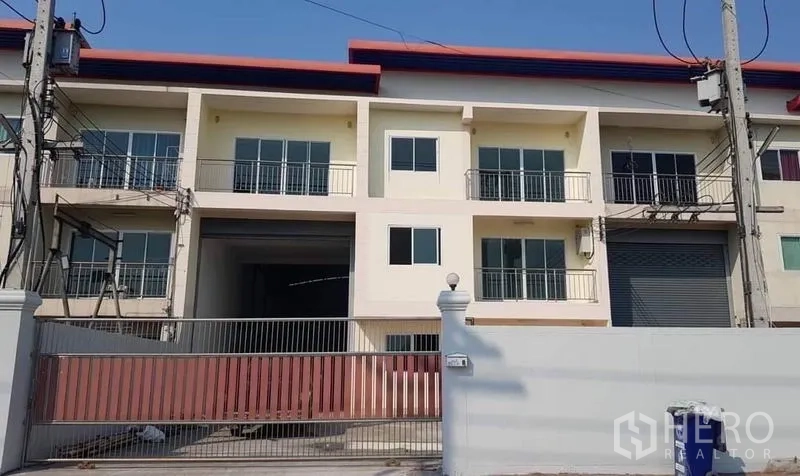 โรงงาน ให้เช่าหรือขายในMueang Samut Sakhon, Samut Sakhon - ด้านหน้าโรงงาน/โกดังสองชั้น พร้อมประตูรั้วและช่องโหลดสินค้า ในอำเภอเมืองสมุทรสาคร