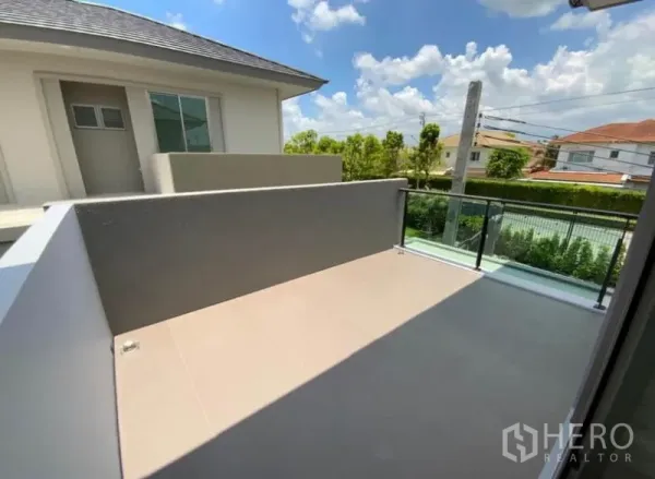 Detached House for rent - Upper-floor terrace with glass railing overlooking a quiet neighborhood and greenery.