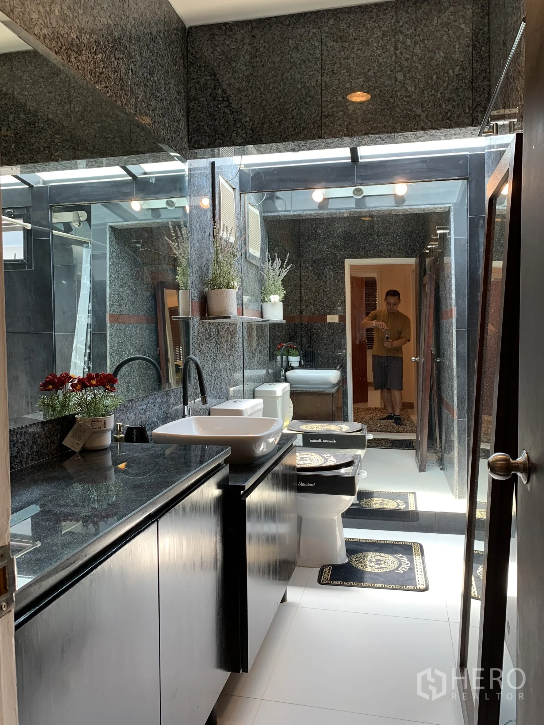 独栋房屋 for rent in Saphan Sung, Bangkok - 花岗岩墙面的浴室，长台面、台上盆、大镜面与坐便器。