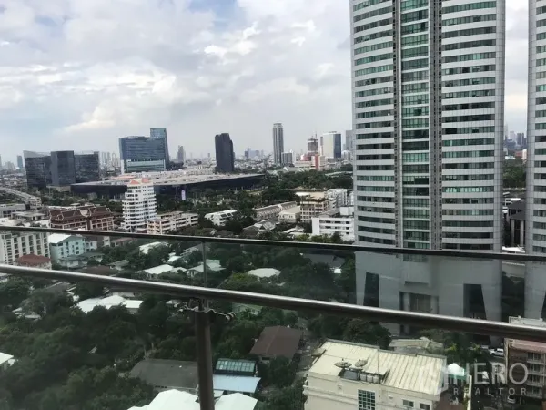 อพาร์ทเมนท์ ให้เช่าในKhlong Toei, Bangkok - ระเบียงชั้นสูง ราวกันตกกระจก มองเห็นวิวสกายไลน์กรุงเทพฯ ใกล้ BTS พร้อมพงษ์