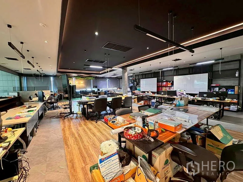 Warehouse for rent in Prawet, Bangkok - Flexible office workspace with rows of desks, printers, and modern lighting.