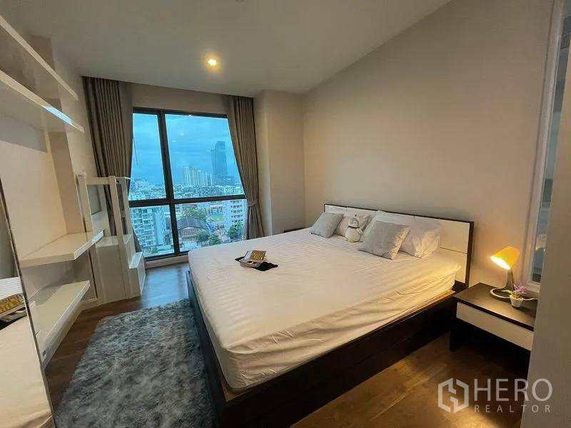 公寓 出租或出售在Phra Khanong, Bangkok - 明亮卧室，特大床、壁挂置物架与落地窗城市景观