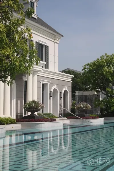 Detached House for rent in Bang Phli, Samut Prakan - Close-up of arched colonnade and landscaped pool at the estate clubhouse.
