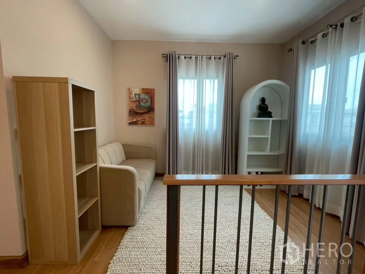 บ้านเดี่ยว for rent in Bang Phli, Samut Prakan - พื้นที่โถงชั้นบนรับแสง ดีไซน์ชั้นวางของและชั้นโค้งสีขาวพร้อมโซฟา.