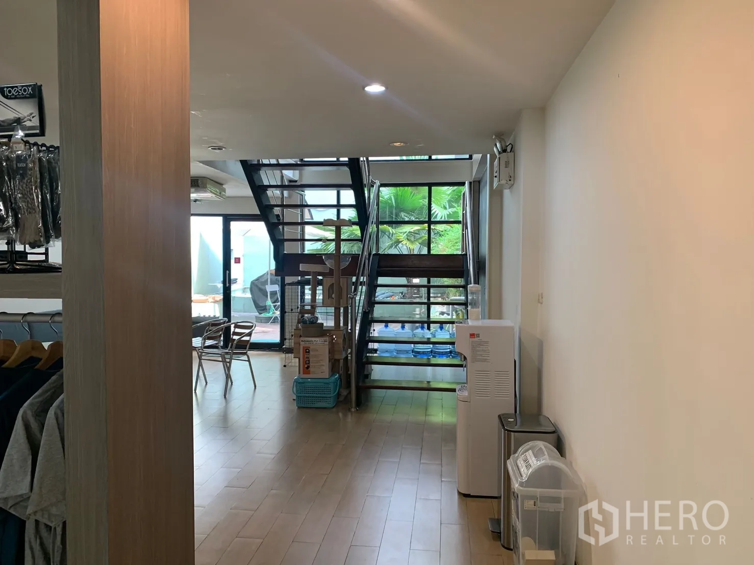 店屋 出租在Watthana, Bangkok - 走廊通向楼梯与花园露台，配落地玻璃