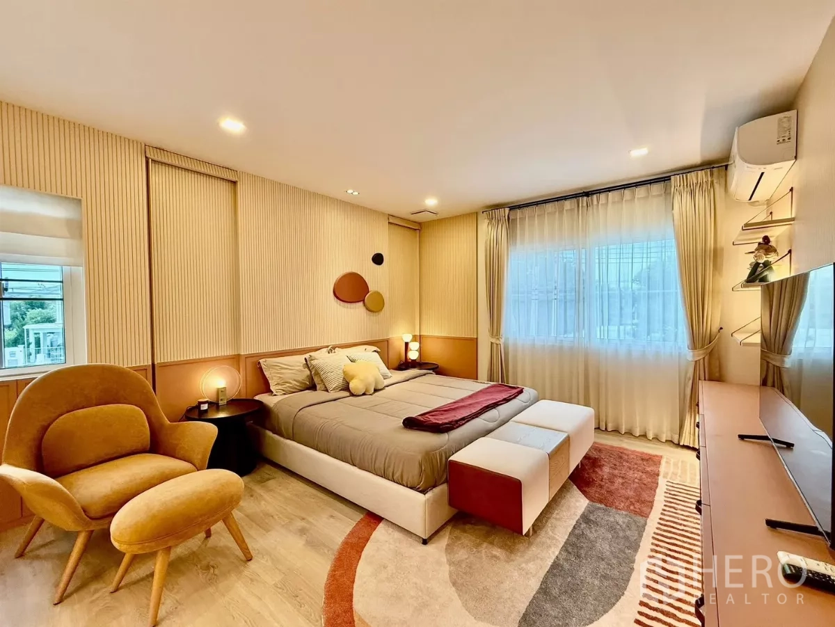 บ้าน ให้เช่าในBang Phli, Samut Prakan - ห้องนอนหลัก ผนังตกแต่ง เก้าอี้พักผ่อน และหน้าต่างบานใหญ่