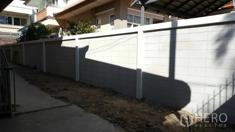 Detached House for rent in Khlong Toei, Bangkok - Side yard along a new boundary wall offering space for a garden or pets.