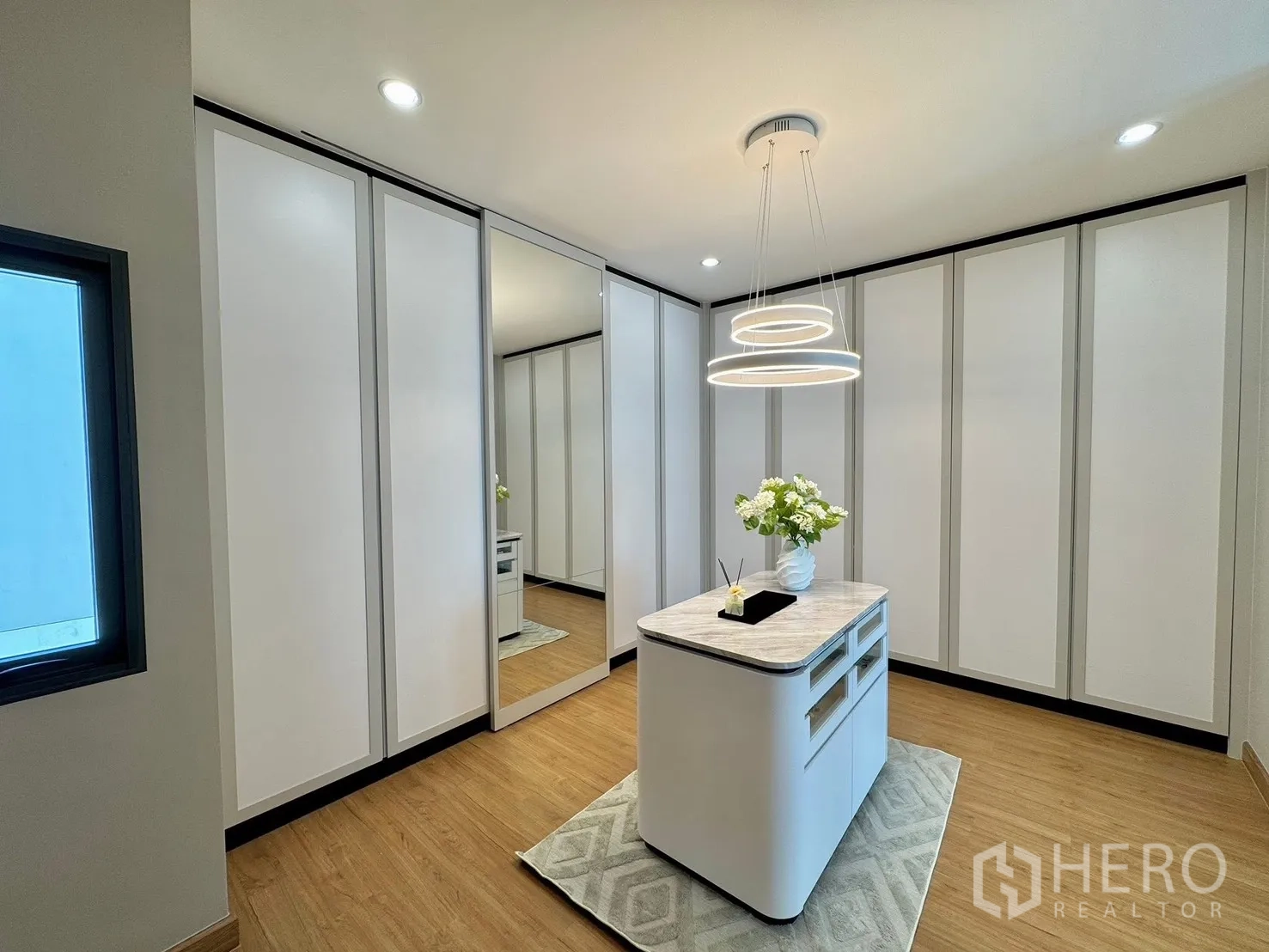 半独立式住宅 for sale in Prawet, Bangkok - 楼上家庭起居室，沙发、展示层架与大窗户。