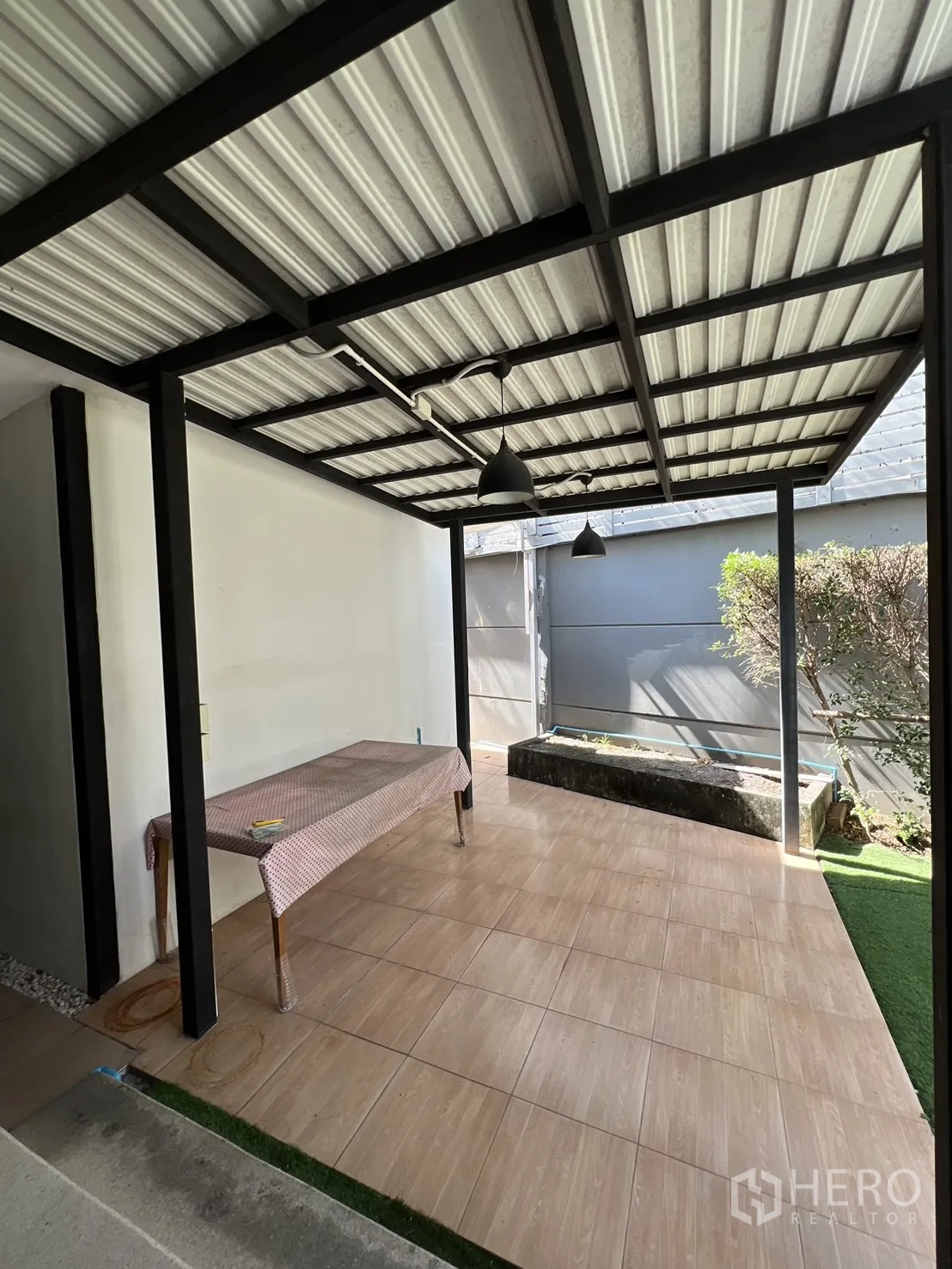 Detached House for sale in Bang Kapi, Bangkok - Covered side walkway with slatted privacy fence.