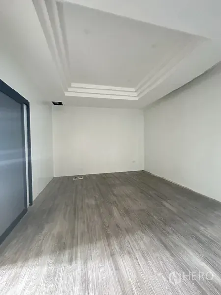 零售空间 出租在Bang Rak, Bangkok - 带层次吊顶的方正房间，地面已铺复合木地板。