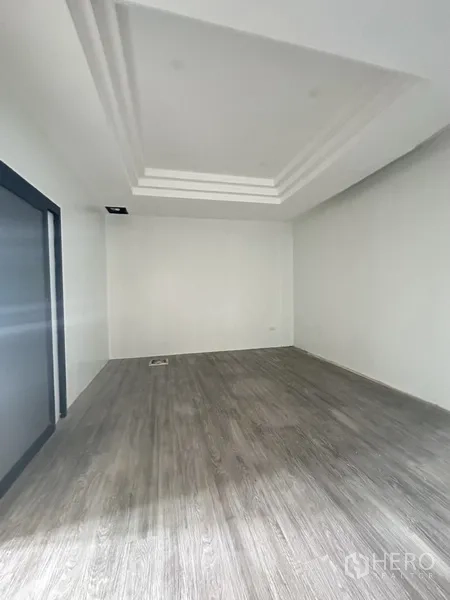 零售空间 出租在Bang Rak, Bangkok - 带层次吊顶的方正房间，地面已铺复合木地板。