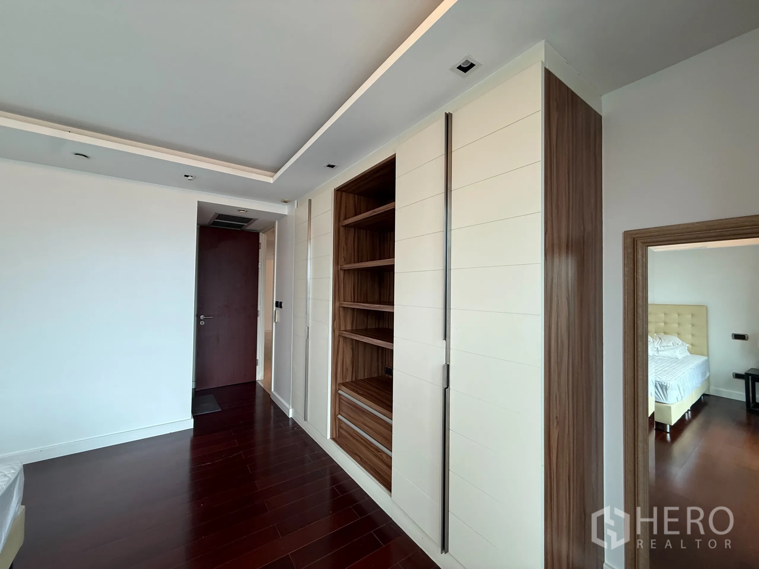 公寓 出租在Phaya Thai, Bangkok - 卧室墙面设置内置衣柜与开放式搁架。