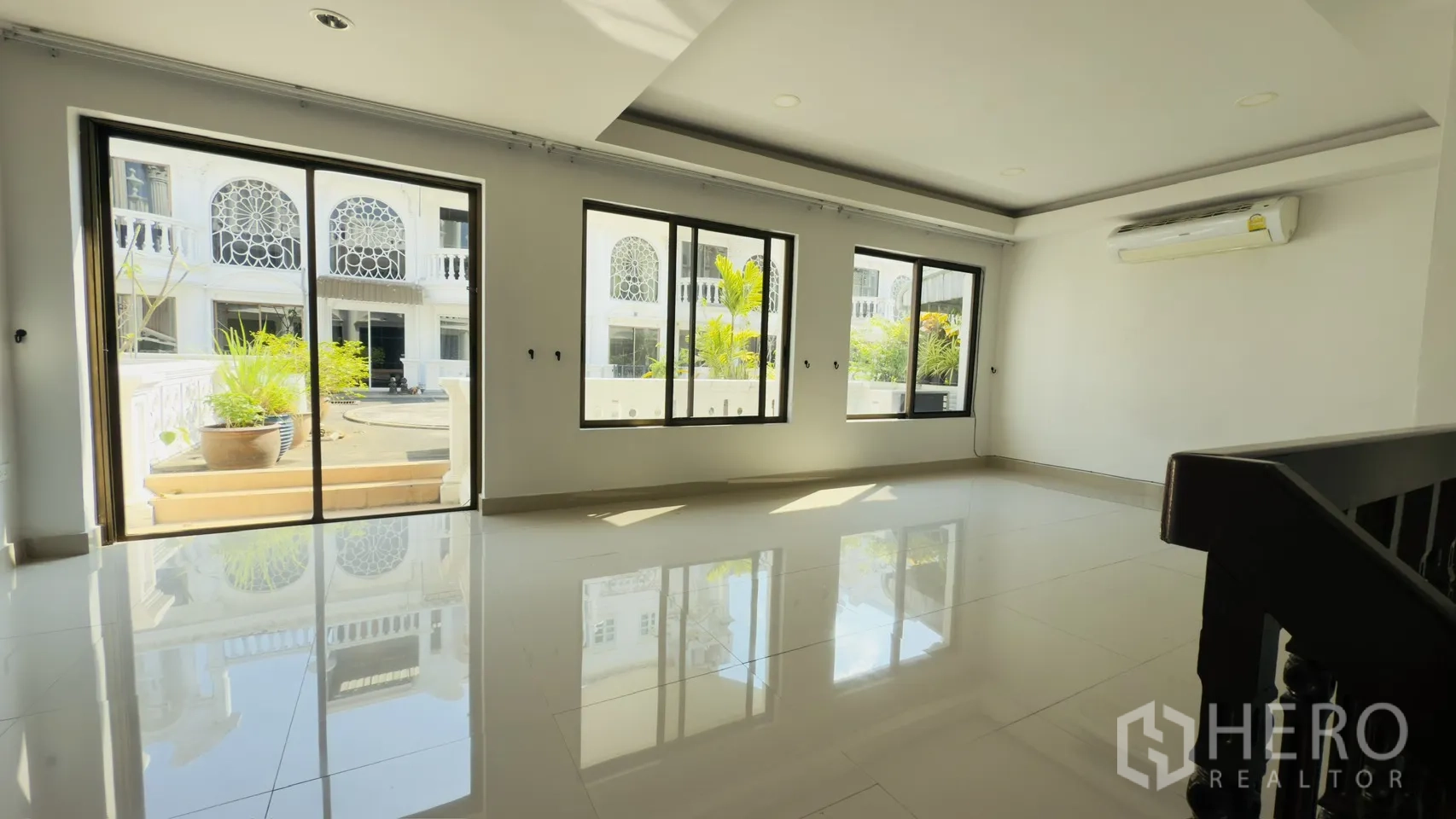联排别墅 for rent in Watthana, Bangkok - 楼上起居区，推拉门通向露台，采光窗与空调齐备。