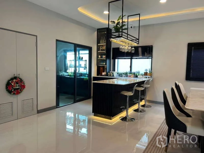 独立式住宅 出租在Bang Phli, Samut Prakan - 时尚厨房设中岛吧台、吊架与玻璃储物间