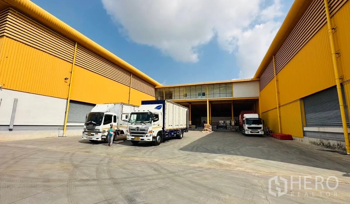 โกดัง for rent in Lat Krabang, Bangkok - ลานรถบรรทุกหน้าโกดังพร้อมช่องโหลดหลายจุด ประตูม้วน และรถบรรทุกจอดเทียบ
