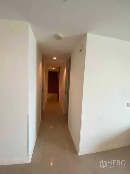 公寓 出租在Khlong San, Bangkok - 明亮走廊，通往卧室和浴室的现代公寓。