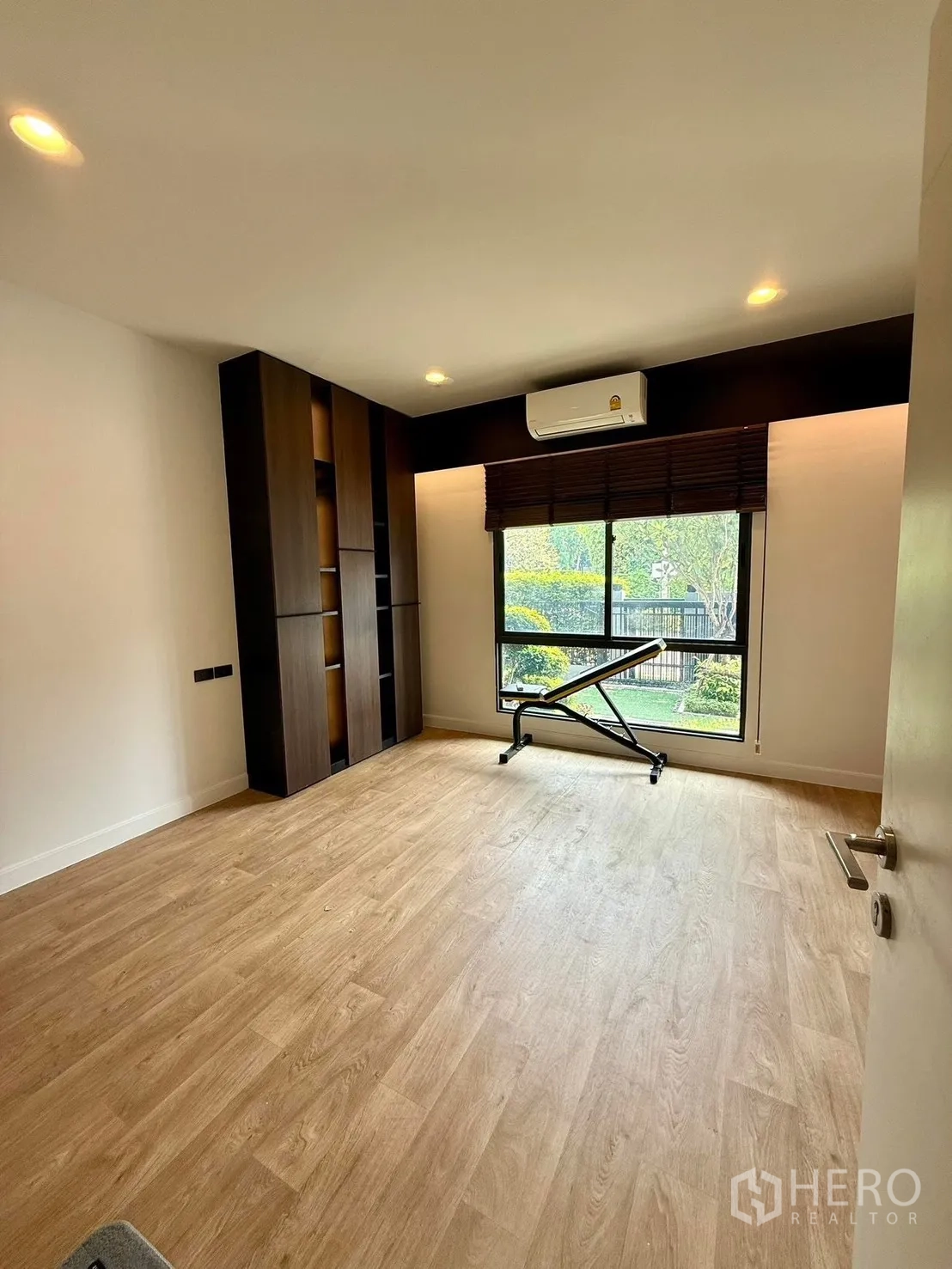 Detached House for rent in Bang Kapi, Bangkok - Bright multipurpose room with wood floors, large window and air conditioning.