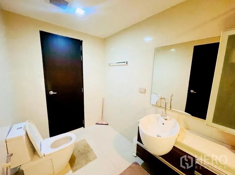 คอนโด ให้เช่า - ห้องน้ำสมัยใหม่พร้อมอ่างล้างหน้าแบบวางบนเคาน์เตอร์ กระจกบานใหญ่ และโถสุขภัณฑ์
