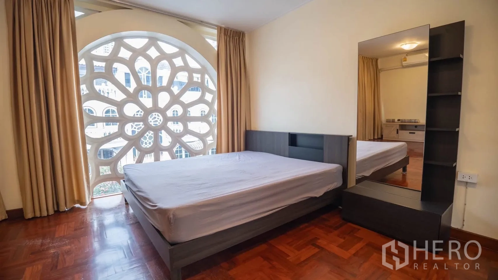 ทาวน์เฮาส์ for rent in Watthana, Bangkok - ห้องนอนเตียงคู่ มีช่องลายโค้งตกแต่งขนาดใหญ่มองเห็นอาคารข้างเคียง