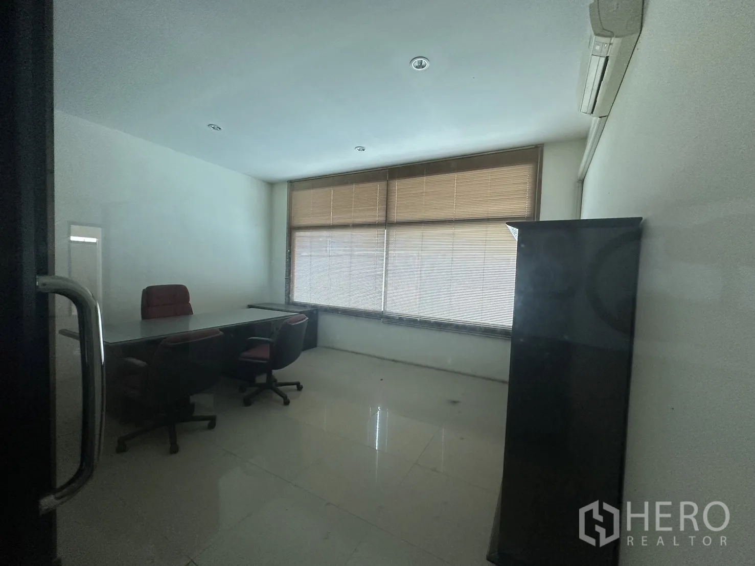 Factory for rent or sale in Prawet, Bangkok - Executive office fitted with desk, chairs and large window blinds.