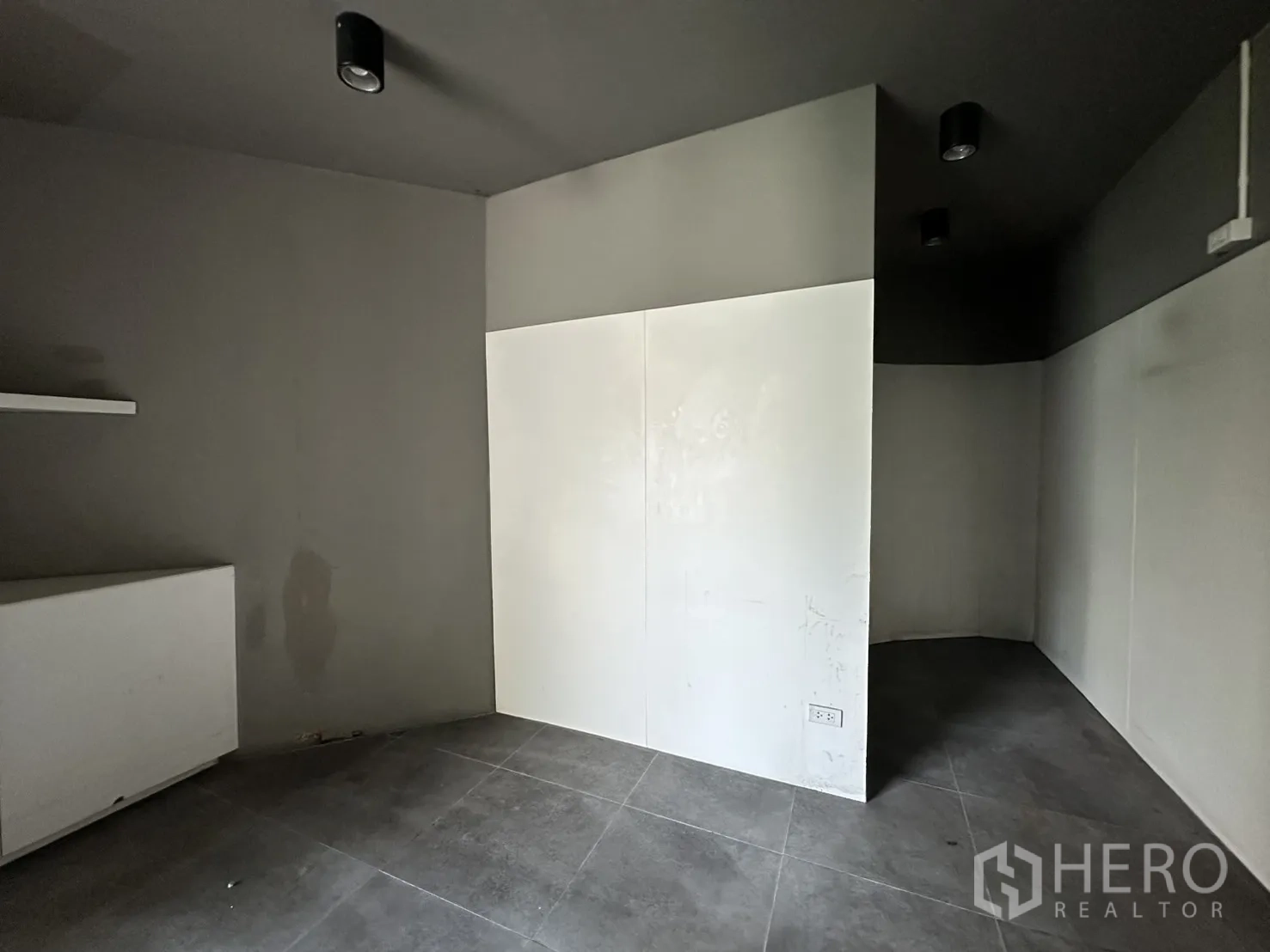 พื้นที่ขายของ for rent in Watthana, Bangkok - ทางเข้าหน้าร้านกระจกติดกับบันไดอาคาร.