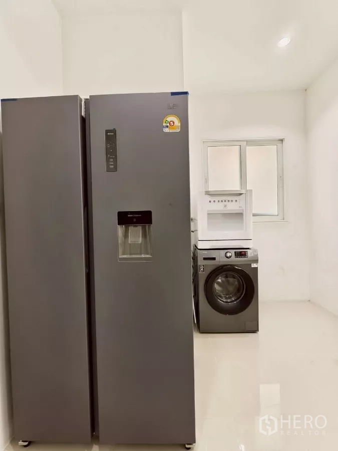 Detached House for rent in Khlong Luang, Pathum Thani - Utility room with side-by-side refrigerator, washer and dryer