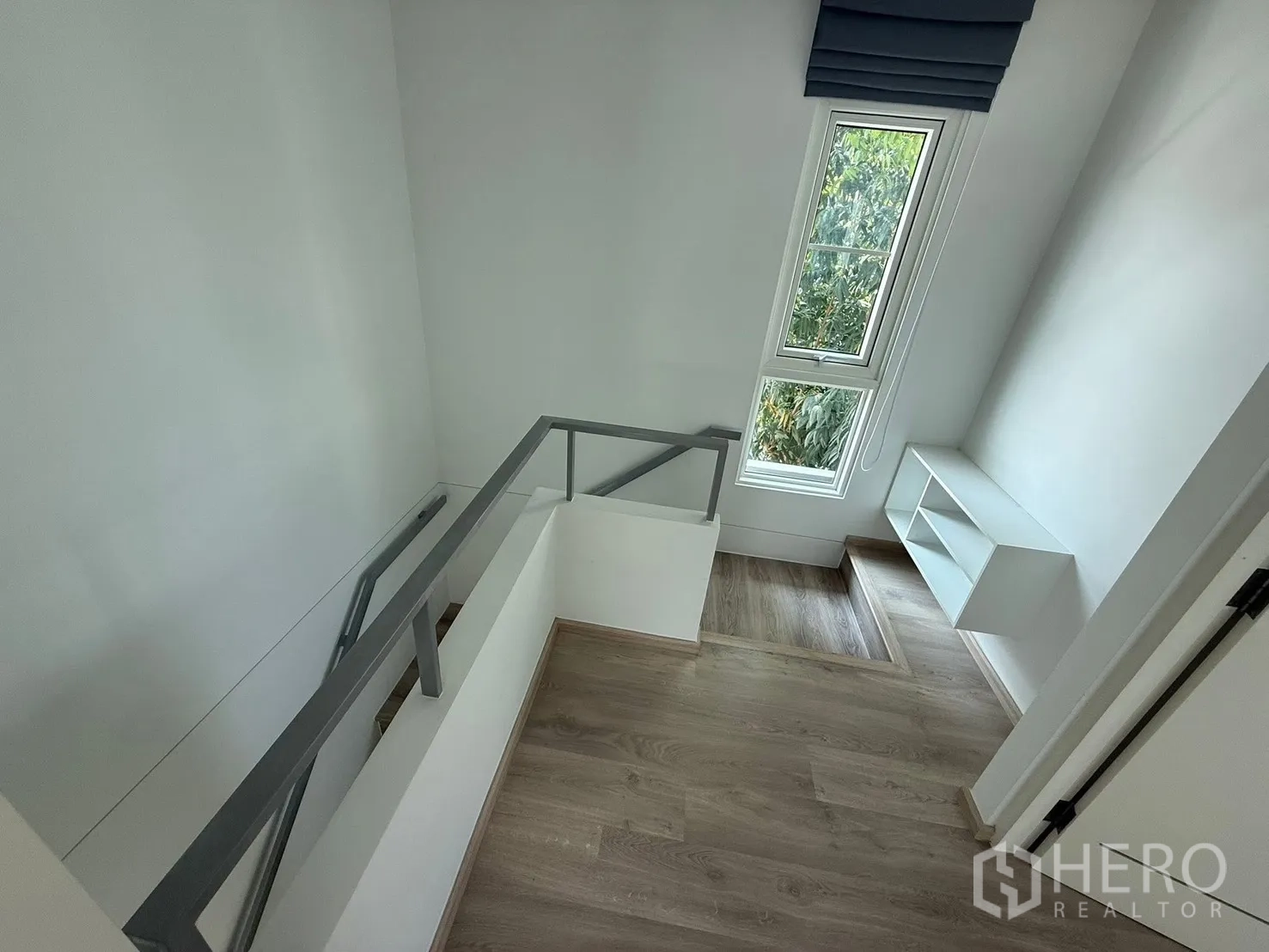 บ้านเดี่ยว for rent in Bang Phli, Samut Prakan - โถงบันไดมีหน้าต่างสูงรับแสงธรรมชาติและพื้นลายไม้