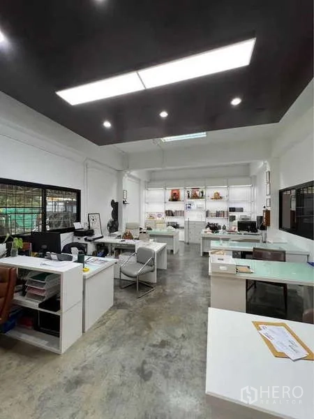 คลังสินค้า ขายในBang Bua Thong, Nonthaburi - ออฟฟิศแบบเปิดโล่ง โต๊ะทำงานหลายจุด พื้นคอนกรีตขัดมัน.