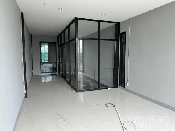 คลังสินค้า ให้เช่าในBang Phli, Samut Prakan - พื้นที่สำนักงานชั้นสอง กั้นห้องกระจกสำหรับประชุม และพื้นกระเบื้องสว่าง
