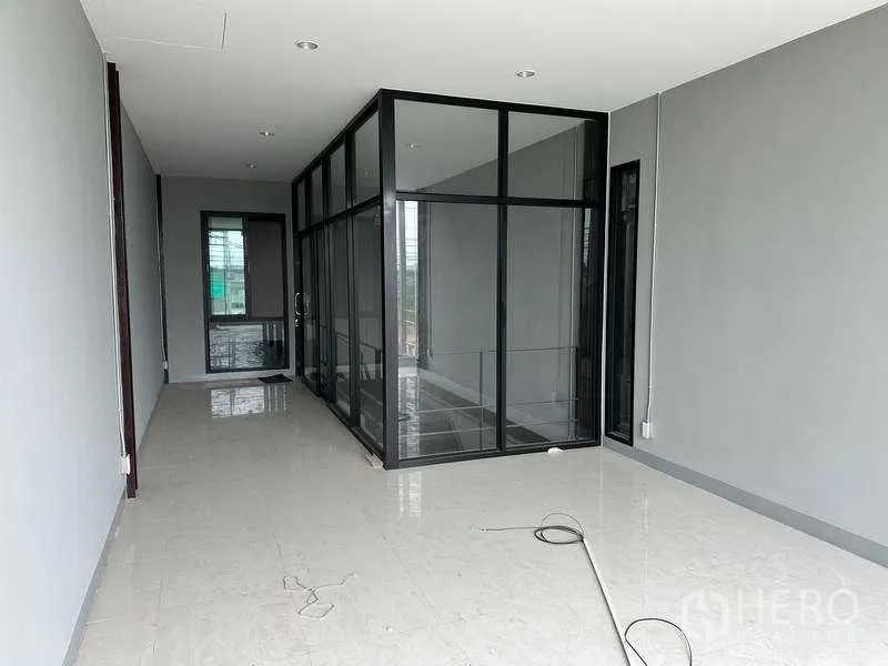 คลังสินค้า ให้เช่าในBang Phli, Samut Prakan - พื้นที่สำนักงานชั้นสอง กั้นห้องกระจกสำหรับประชุม และพื้นกระเบื้องสว่าง