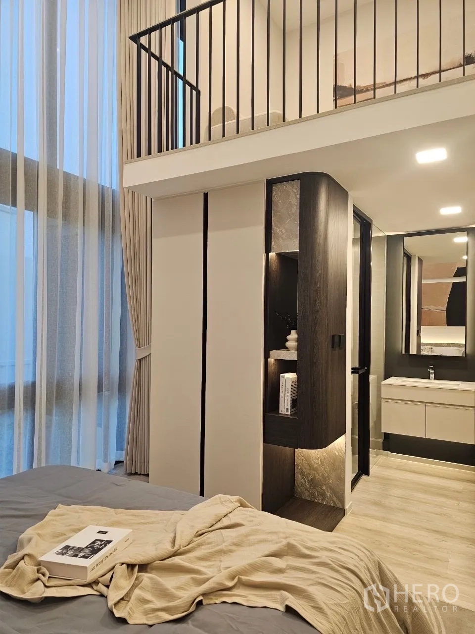 Detached House for rent in Saphan Sung, Bangkok - Bedroom corner with built-ins, vanity and access to ensuite wash basin.