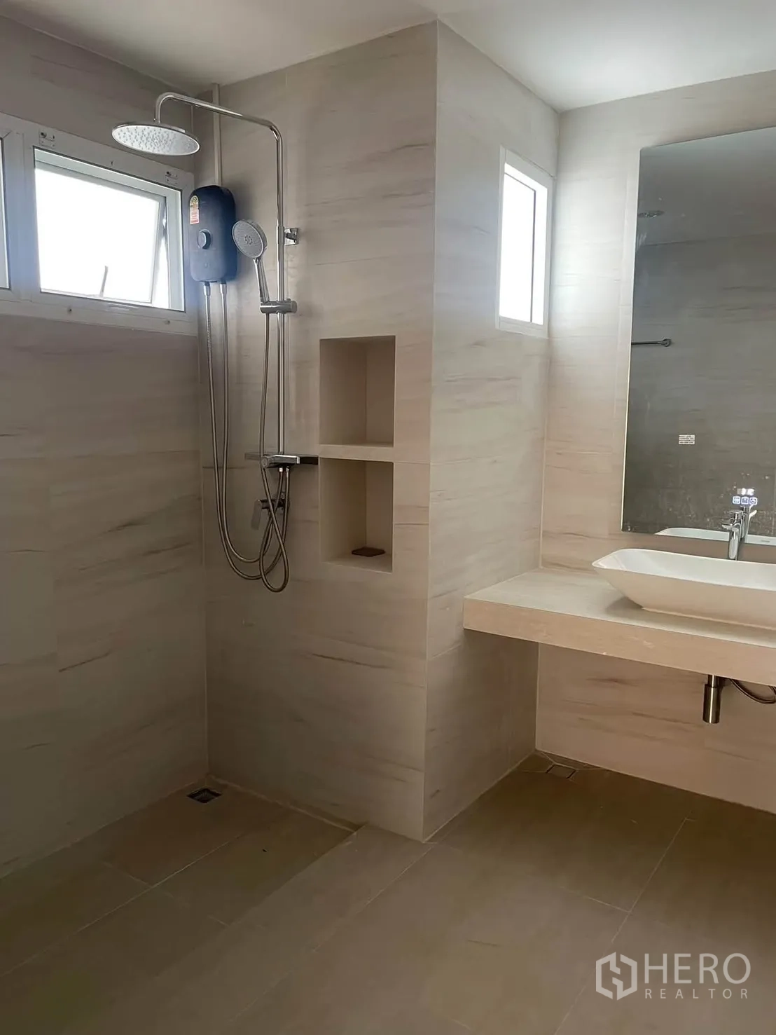 Townhouse for rent in Huai Khwang, Bangkok - Spacious shower room with rain shower, handheld spray, built-in niches, and large mirror.