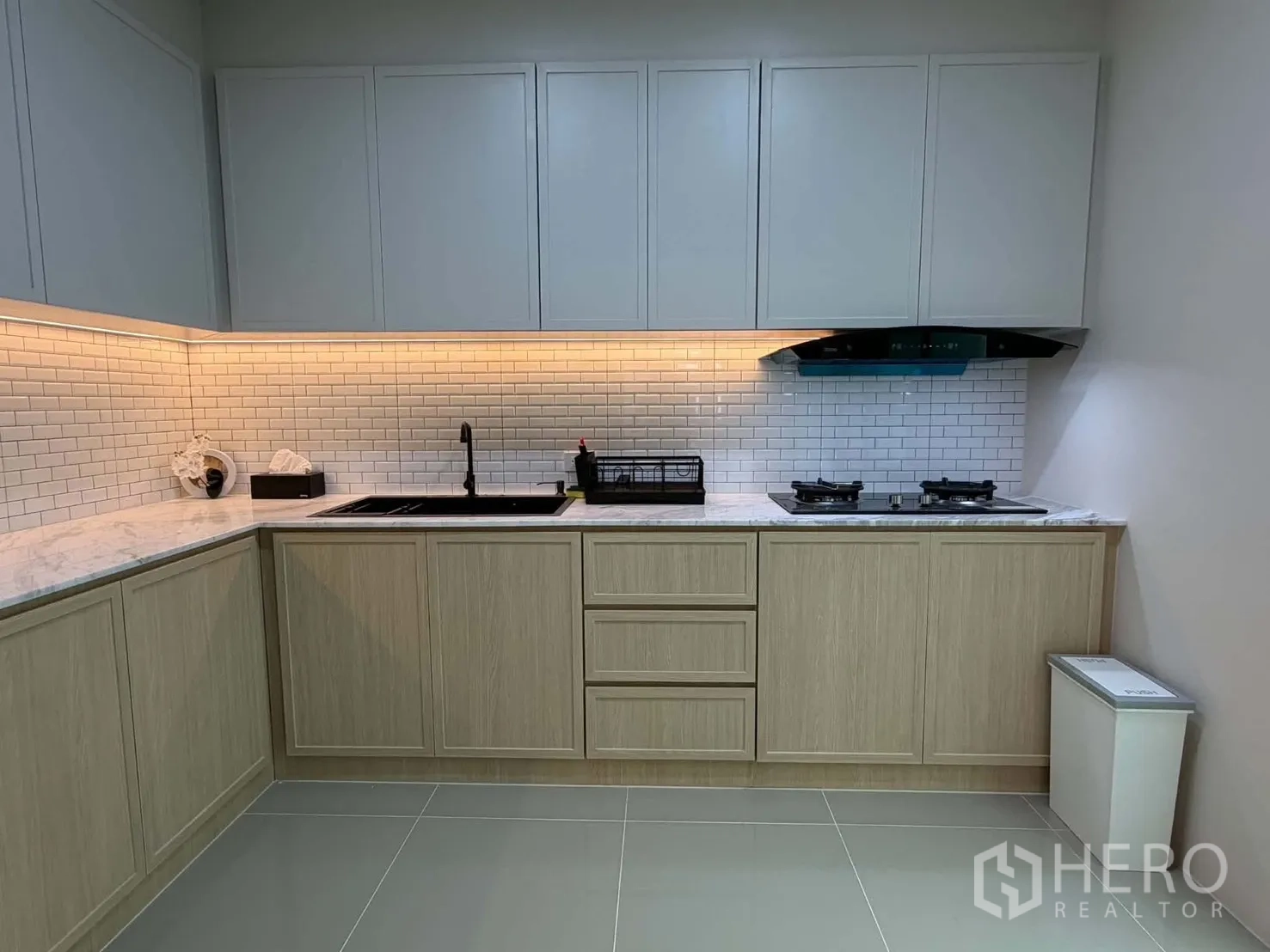 ทาวน์เฮาส์ for rent in Bang Phli, Samut Prakan - ครัวรูปตัว L เคาน์เตอร์ลายหินอ่อน ซิงก์ และเตาแก๊สพร้อมฮูด