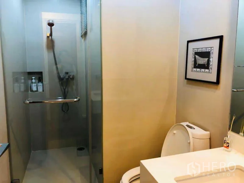 คอนโด ให้เช่าในWatthana, Bangkok - ห้องน้ำร่วมสมัย มีโซนอาบน้ำกระจกกั้นและอ่างล้างหน้าแบบโมเดิร์น.