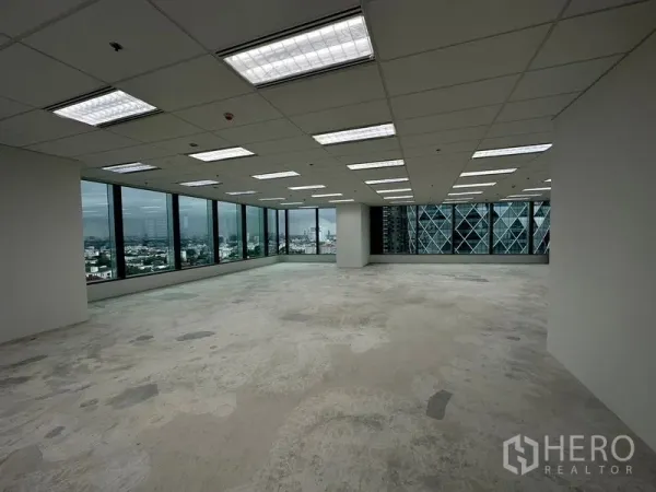 สำนักงาน ให้เช่าในRatchathewi, Bangkok - สำนักงานเปิดโล่งขนาด 250 ตร.ม. ฝ้าเพดานหลอดฟลูออเรสเซนต์ พื้นคอนกรีต และกระจกมุมชมวิวกรุงเทพฯ
