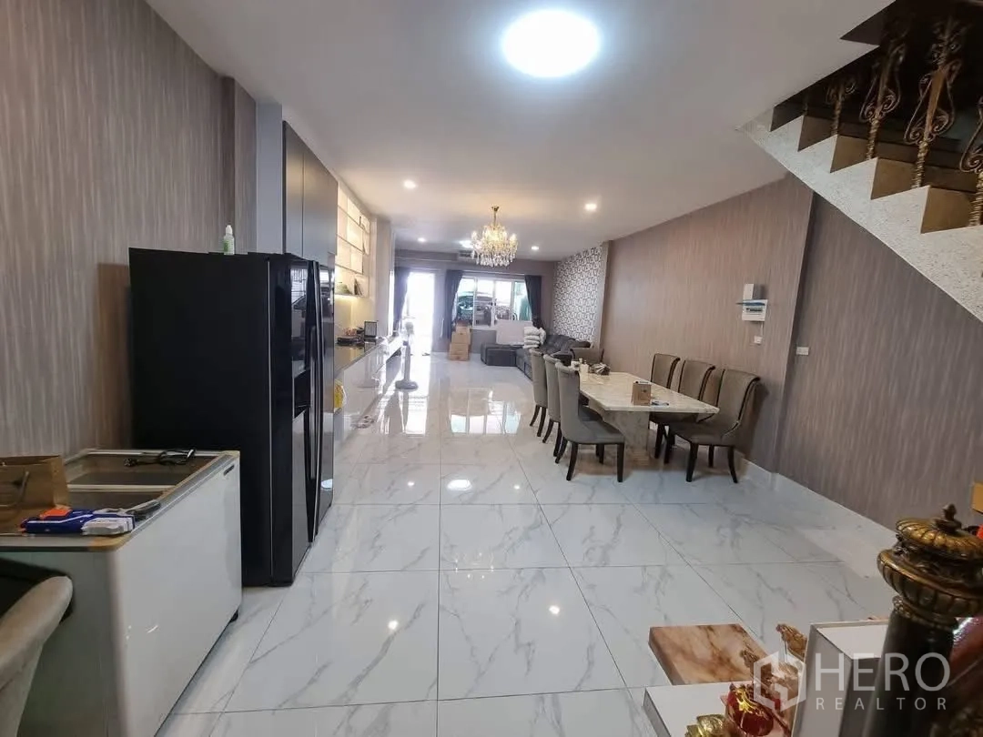 ทาวน์เฮาส์ for rent in Din Daeng, Bangkok - โซนรับแขกและทานอาหารกว้าง พื้นกระเบื้องลายหินอ่อน และผนังทีวียาว