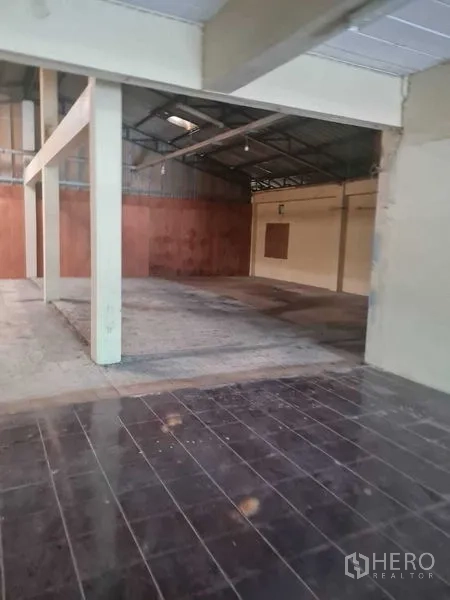 Warehouse for rent in Bang Yai, Nonthaburi - View into a warehouse bay with steel roof, columns and concrete slab.