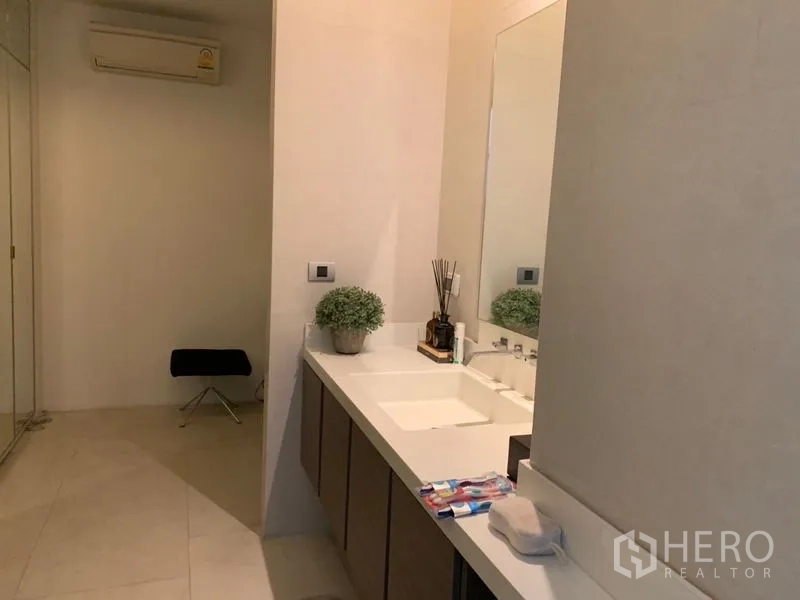 ทาวน์เฮาส์ ขายในWatthana, Bangkok - ห้องน้ำสมัยใหม่ มีเคาน์เตอร์อ่างล้างหน้ายาว กระจกบานใหญ่ พื้นกระเบื้องสีอ่อน