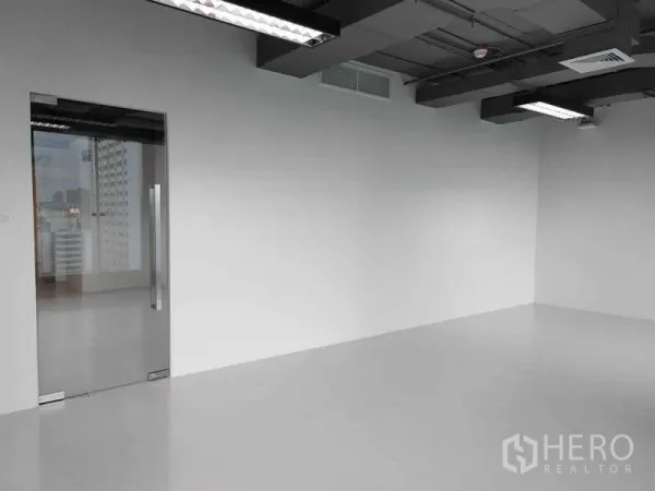 办公空间 出租 - 极简墙面与推拉玻璃门，外露管线天花。