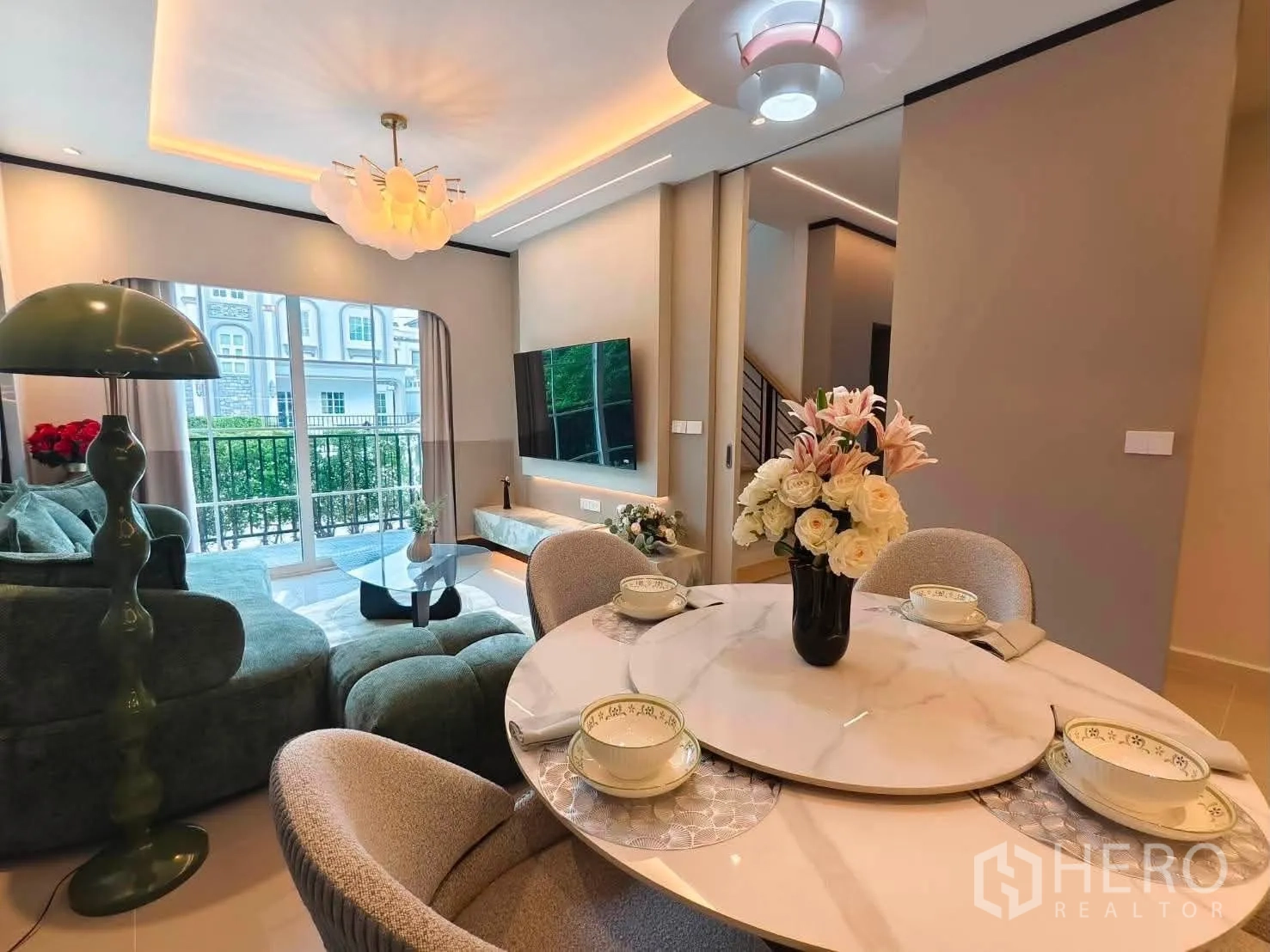 บ้านเดี่ยว for rent in Bang Phli, Samut Prakan - พื้นที่ทานอาหารเชื่อมต่อห้องนั่งเล่น มีโซฟา ผนังทีวี และหน้าต่างบานใหญ่.