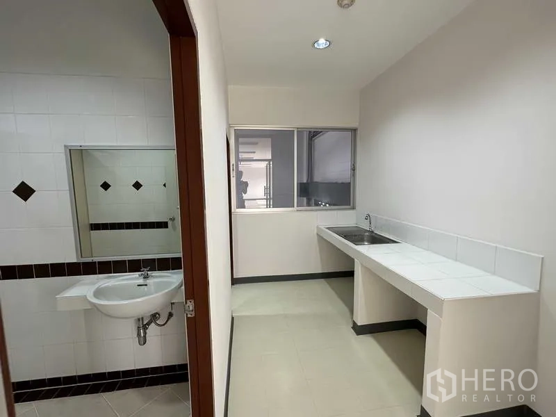 โรงงาน ให้เช่าในBang Phli, Samut Prakan - แพนทรีพร้อมอ่างล้างจาน ติดกับห้องน้ำกระเบื้องภายในสำนักงาน
