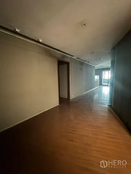 办公空间 出租在Watthana, Bangkok - 木地板走道，通向入口与侧门