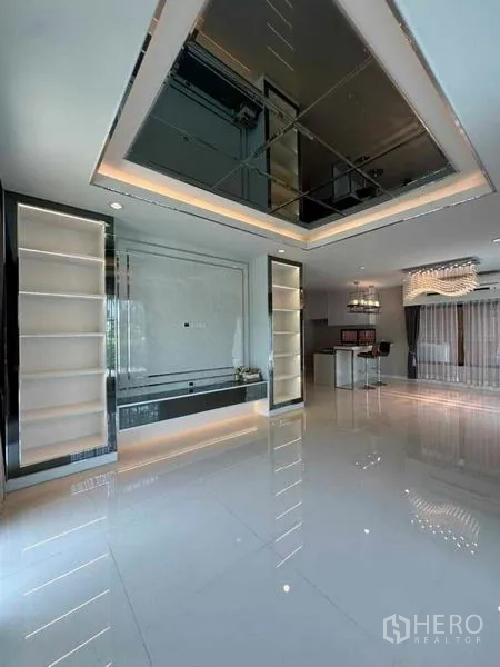 独立式住宅 出售在Prawet, Bangkok - 开放式起居区，特色天花与灯带展示柜。