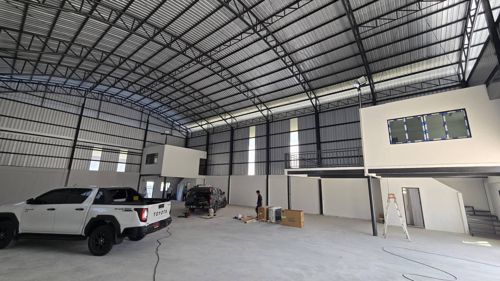 คลังสินค้า for rent in Bang Phli, Samut Prakan - ภายในโกดังโปร่งเพดานโค้งสูง พื้นคอนกรีตเรียบ พร้อมชั้นลอยออฟฟิศและพื้นที่โหลดสินค้า
